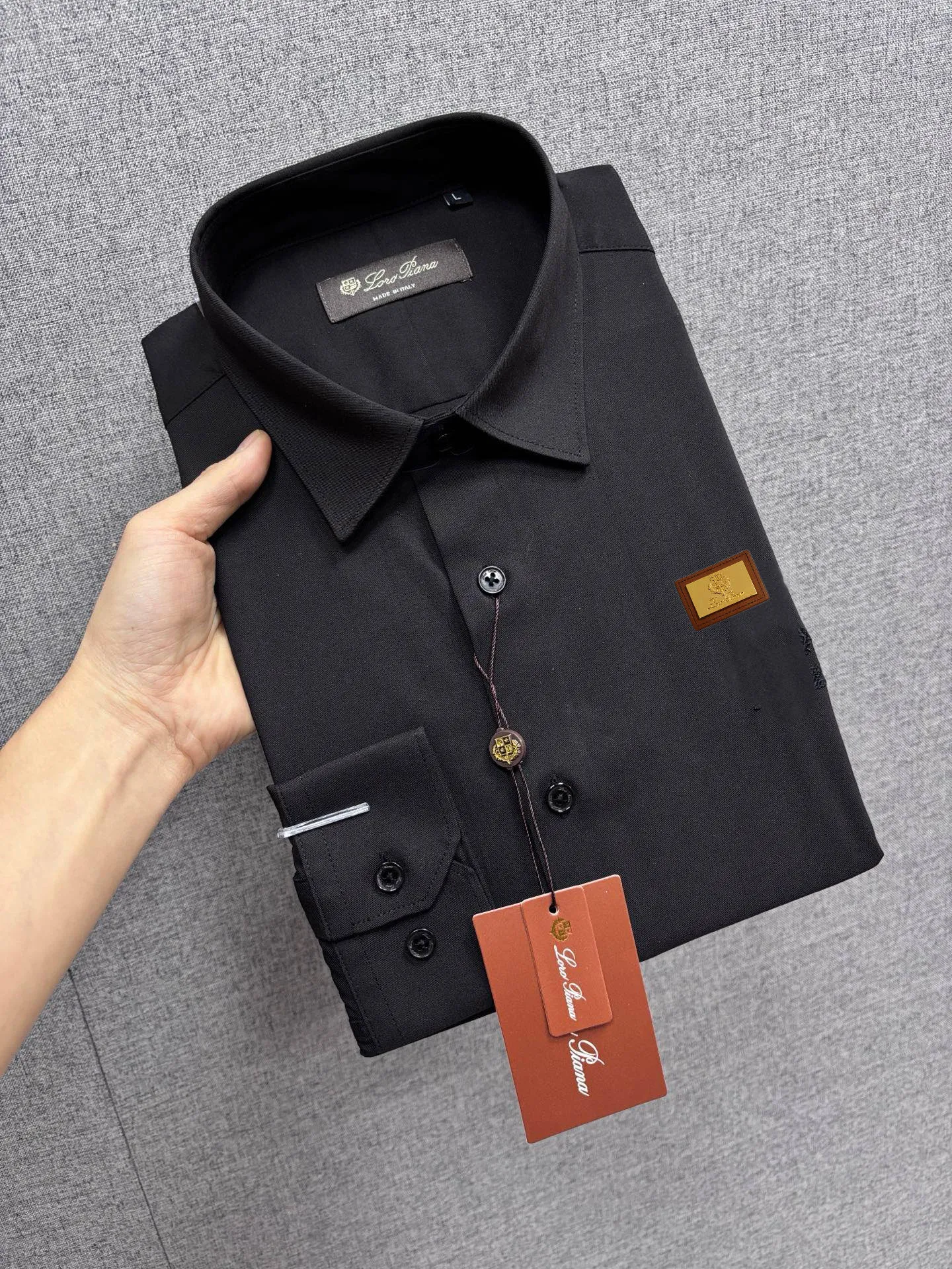 LP artificial three-dimensional cutting, the upper body is naturally slim, pure cotton and bamboo fiber fabric, exquisite craftsmanship and grandeur. Outstanding fashion sense. Interpret the brand's avant-garde and fashionable shirt trend style. Premium atmosphere and class. Color: Black, White Specifications: 38-44 (M-4XL)